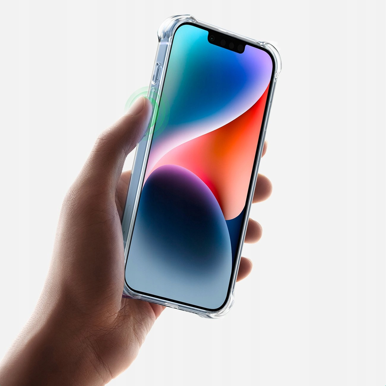 Una mano che tiene una custodia trasparente per telefono con un telefono all'interno. Il telefono ha uno schermo colorato.