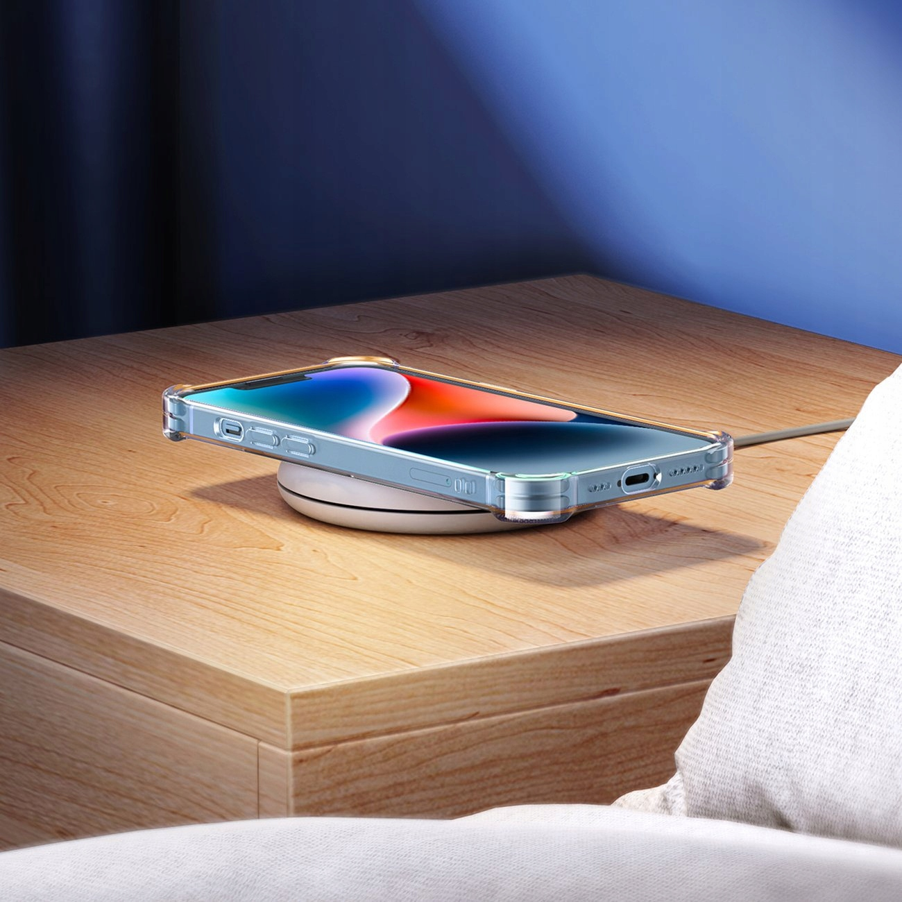 Un telefono all'interno di una custodia trasparente, in carica wireless su un tappetino di ricarica bianco su un tavolo di legno.