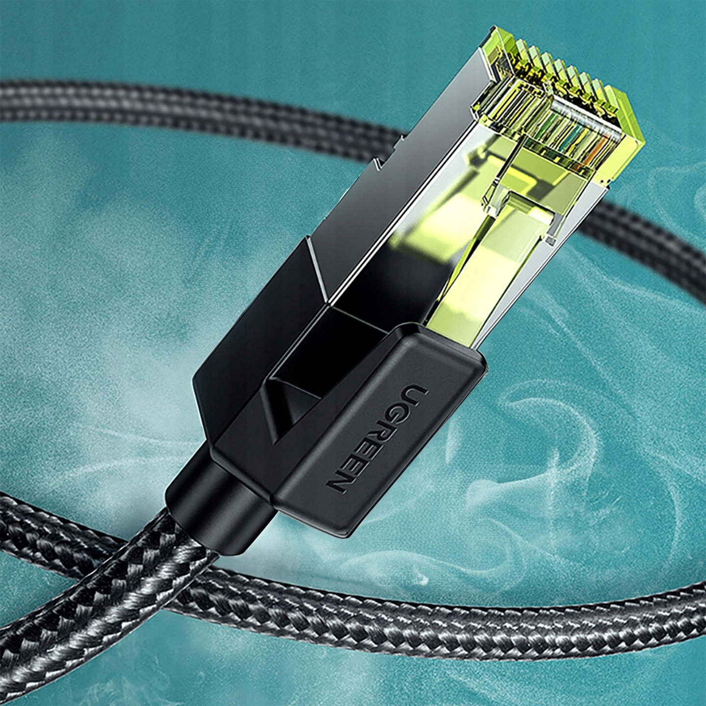 Zbliżenie głowicy kabla Ethernet. Czarny kabel i marka UGREEN. Żółte złącza.