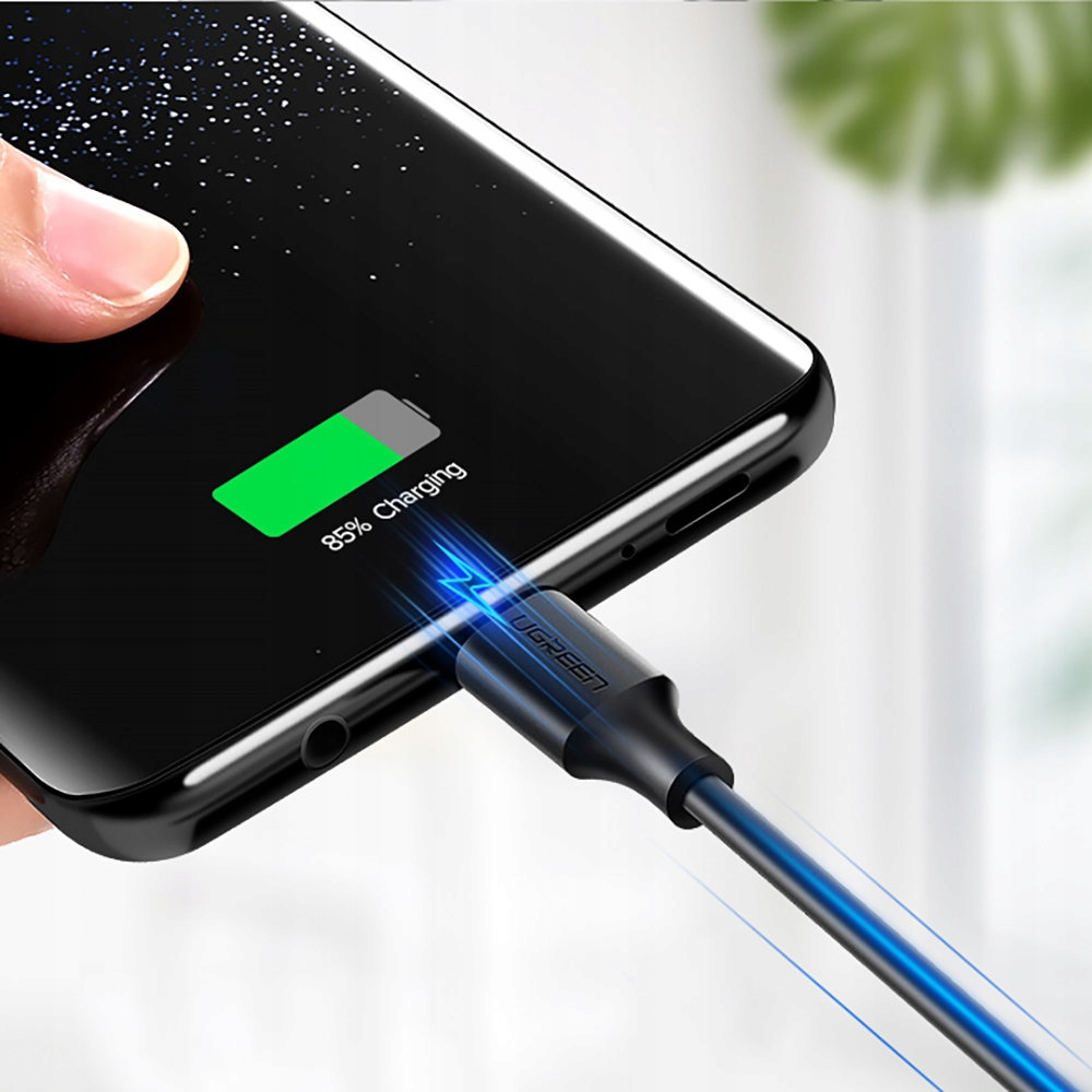 Ein Telefon wird geladen. Kabel angeschlossen, Bildschirm zeigt 85 % Aufladung. UGREEN-Logo sichtbar.