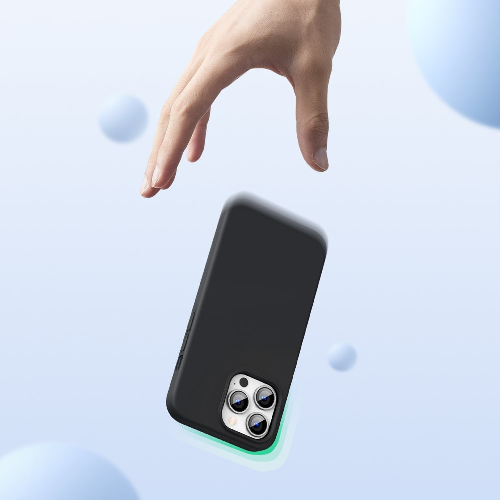 Una custodia nera per telefono fluttuante a mezz'aria, una mano sopra. Sfondo azzurro con bolle.