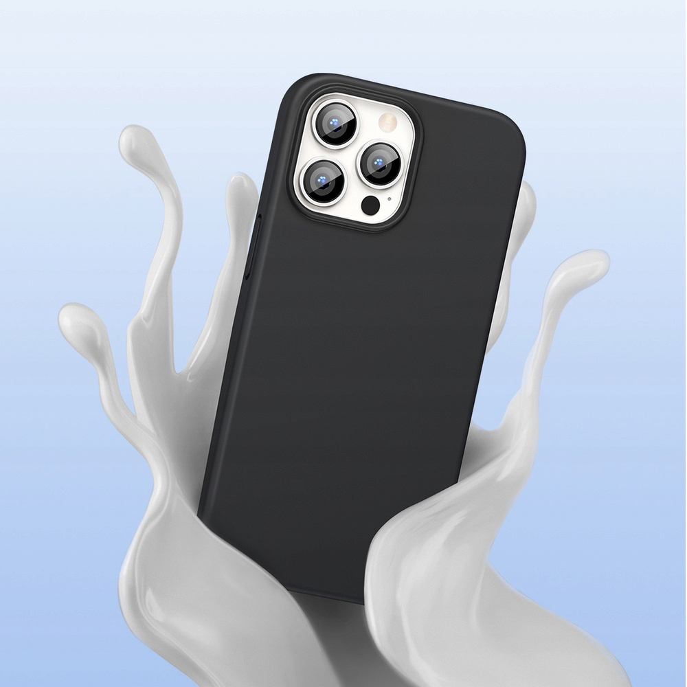 Una custodia nera per telefono emerge da uno spruzzo bianco su sfondo azzurro. Il telefono ha tre fotocamere.