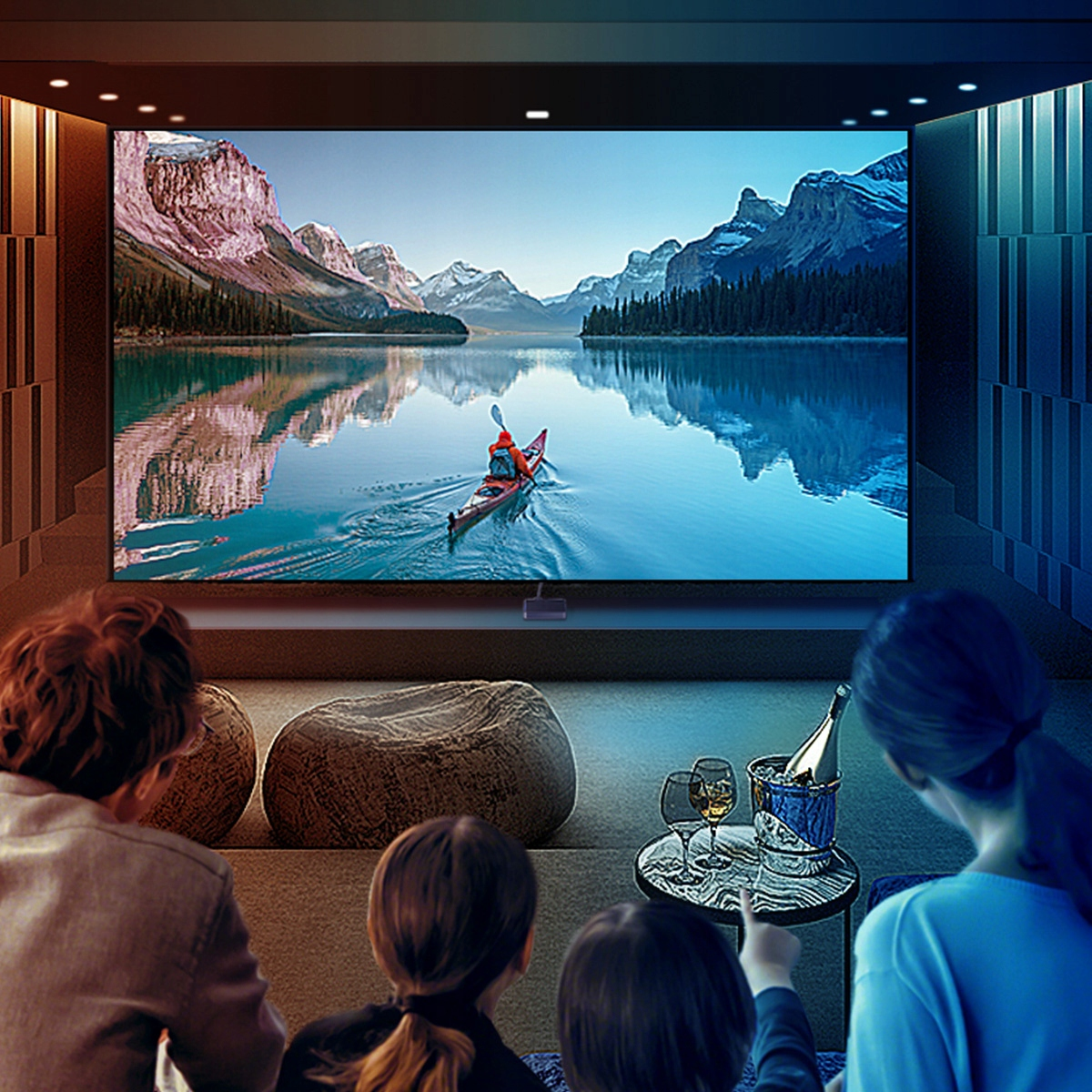 Ludzie oglądają duży telewizor z jeziorem i górami. Stół z winem i kieliszkami z przodu.