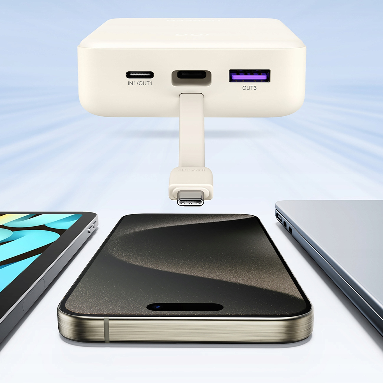 Een witte powerbank met meerdere poorten, met een kabel die is aangesloten op een telefoon, tablet en laptop.
