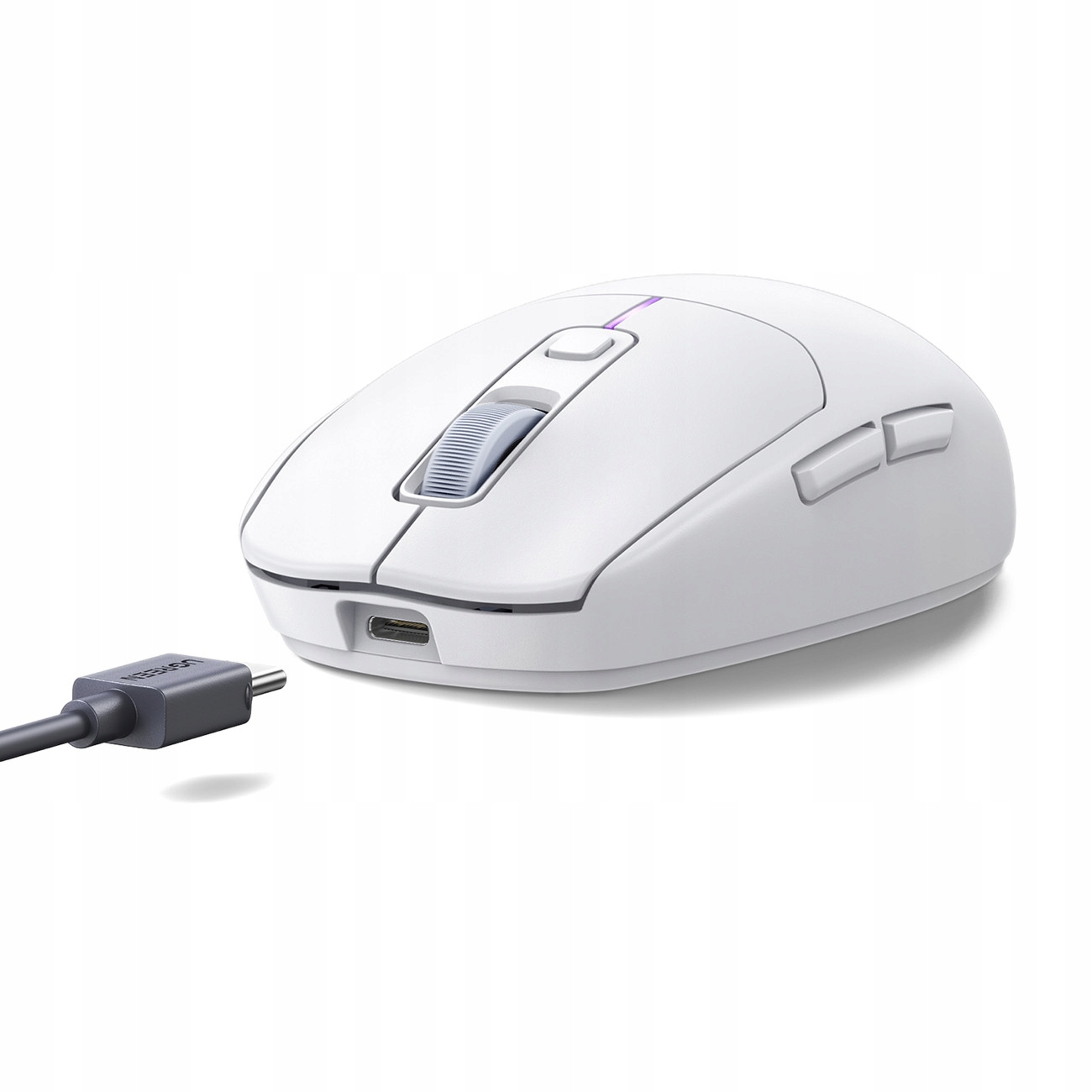 Eine weiße kabellose Maus mit eingestecktem Ladekabel. Die Maus hat ein Scrollrad und zwei Seitentasten.