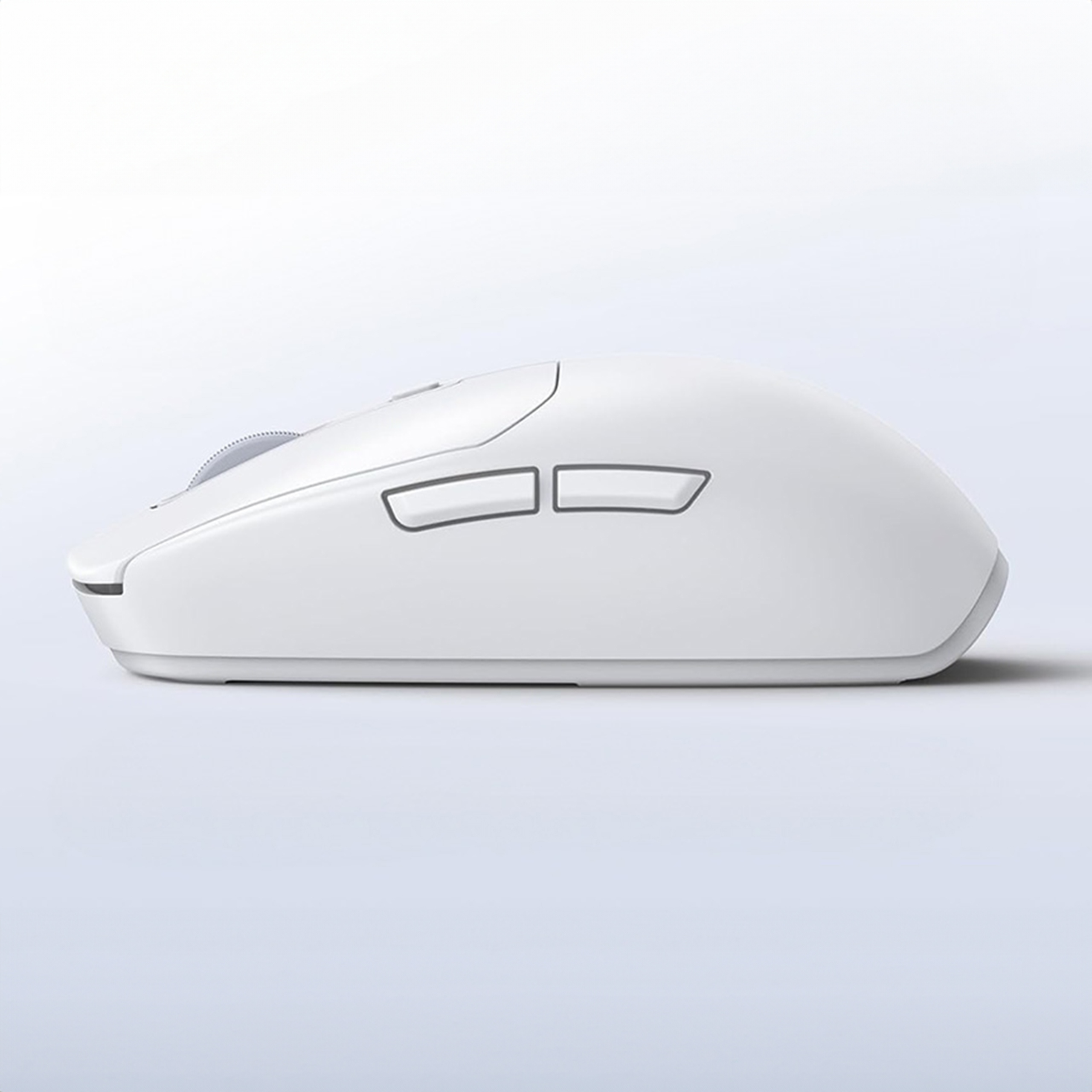 Eine weiße Maus mit zwei Seitentasten. Die Maus wird von der Seite betrachtet, was ihre Form und ihr Design zeigt.