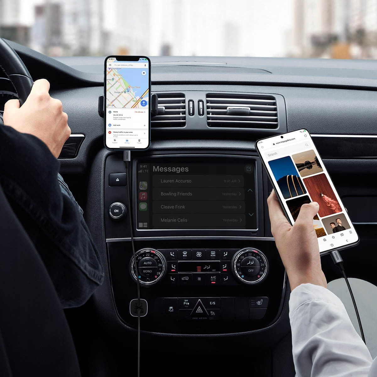 Dwa telefony w samochodzie. Jeden pokazuje mapę, drugi galerię zdjęć. Widoczna jest ładowarka.