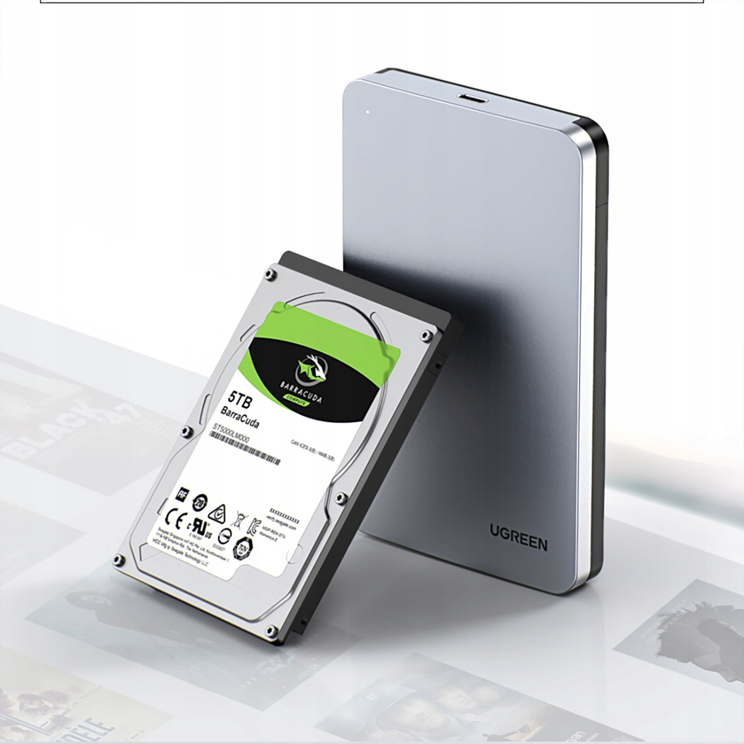Eine 5TB Barracuda-Festplatte und ein silbernes UGREEN-Gehäuse, vor verschwommenem Hintergrund dargestellt.