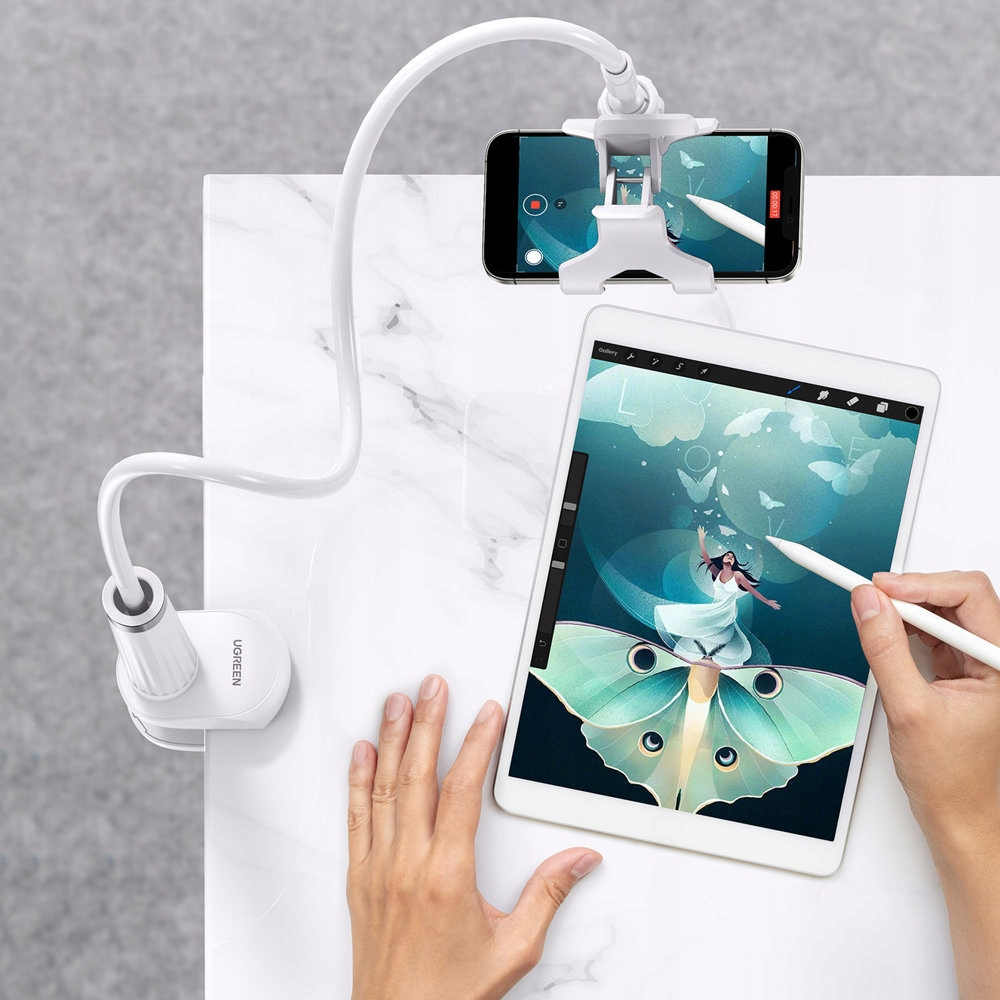 Telefon i tablet znajdują się na białej powierzchni. Uchwyt do telefonu z gęsią szyją podtrzymuje telefon.