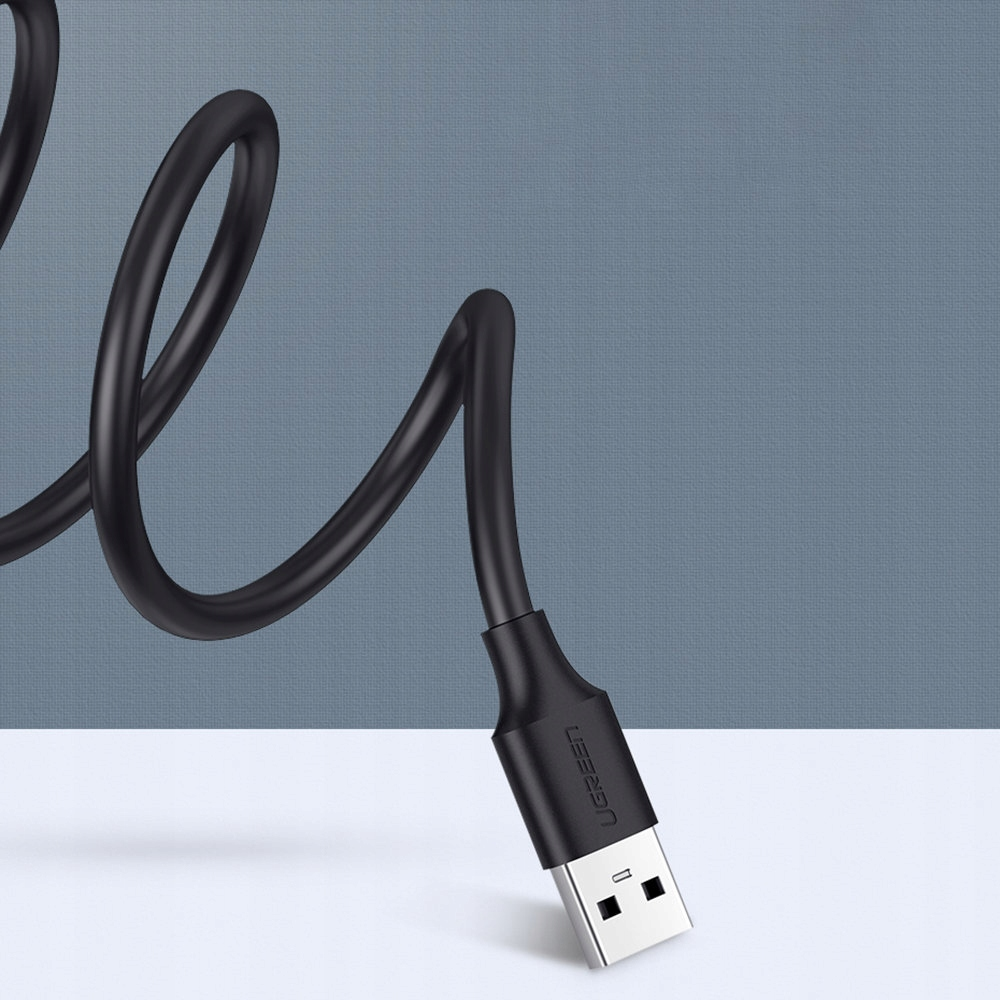 Czarny kabel USB UGREEN ze złączem USB męskim. Kabel jest zgięty i ma niebieskie tło.