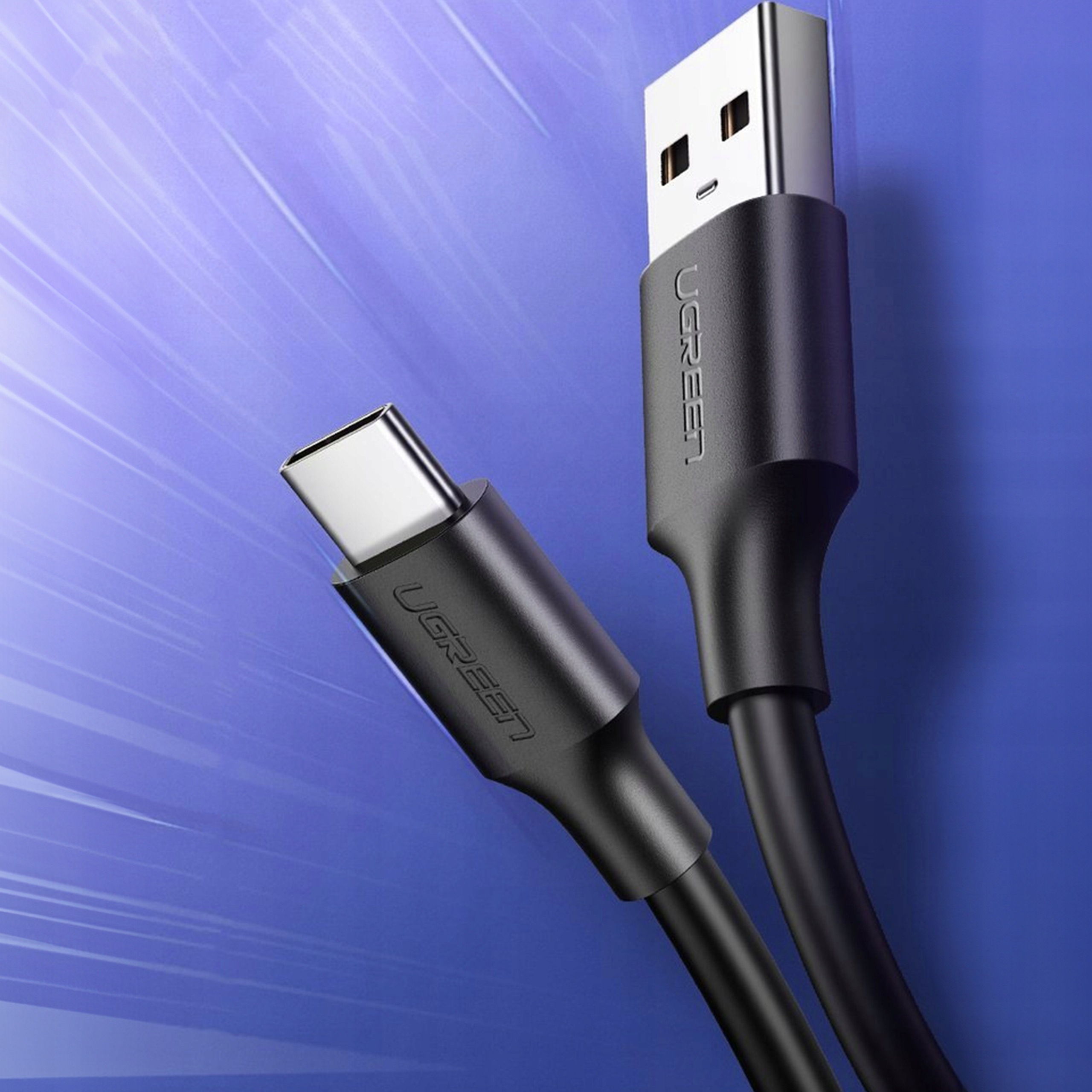 Czarny kabel UGREEN ze złączami USB-C i USB. Kabel znajduje się na tle niebieskiego gradientu.