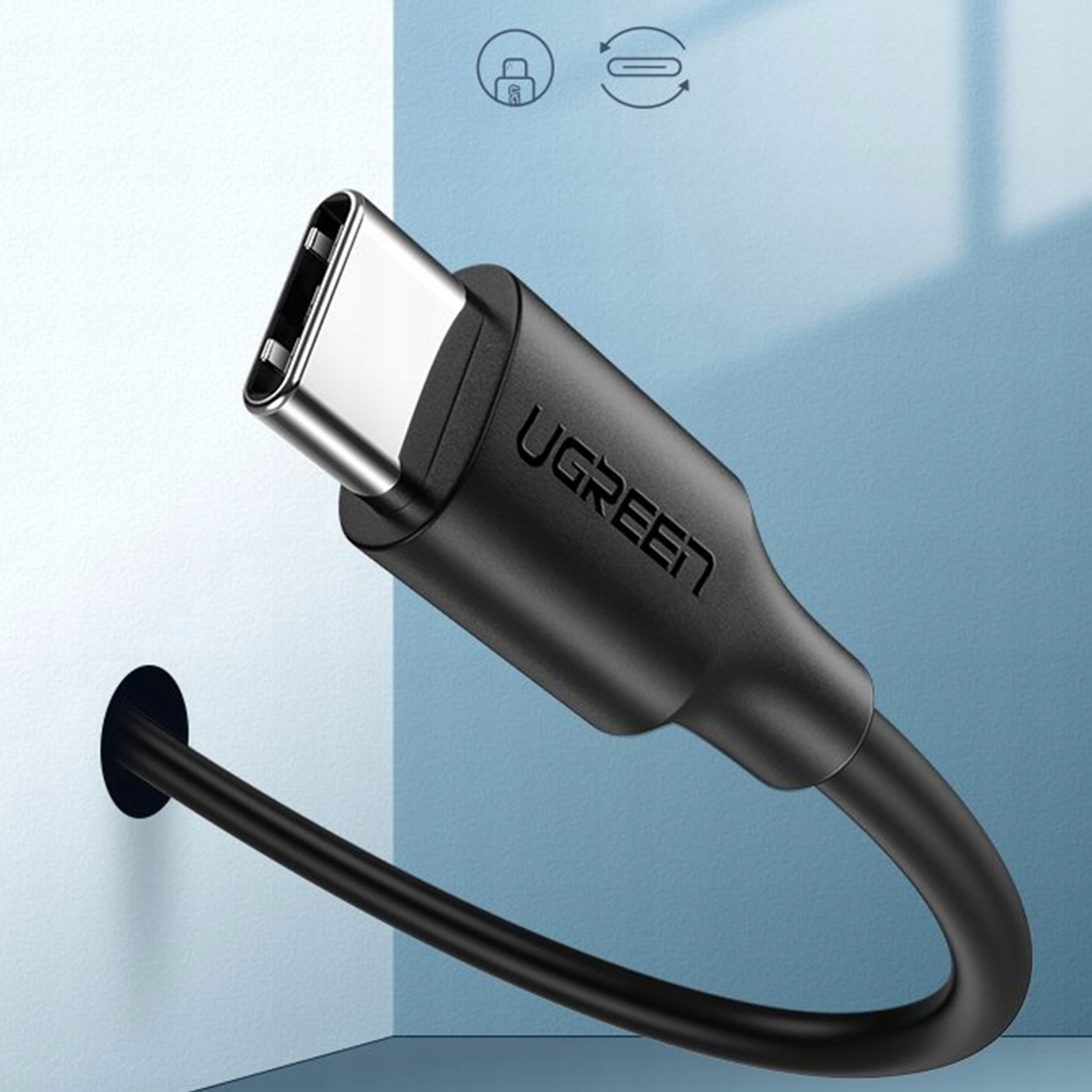 Czarny kabel USB-C wpięty w ścianę. Kabel ma logo UGREEN na złączu.