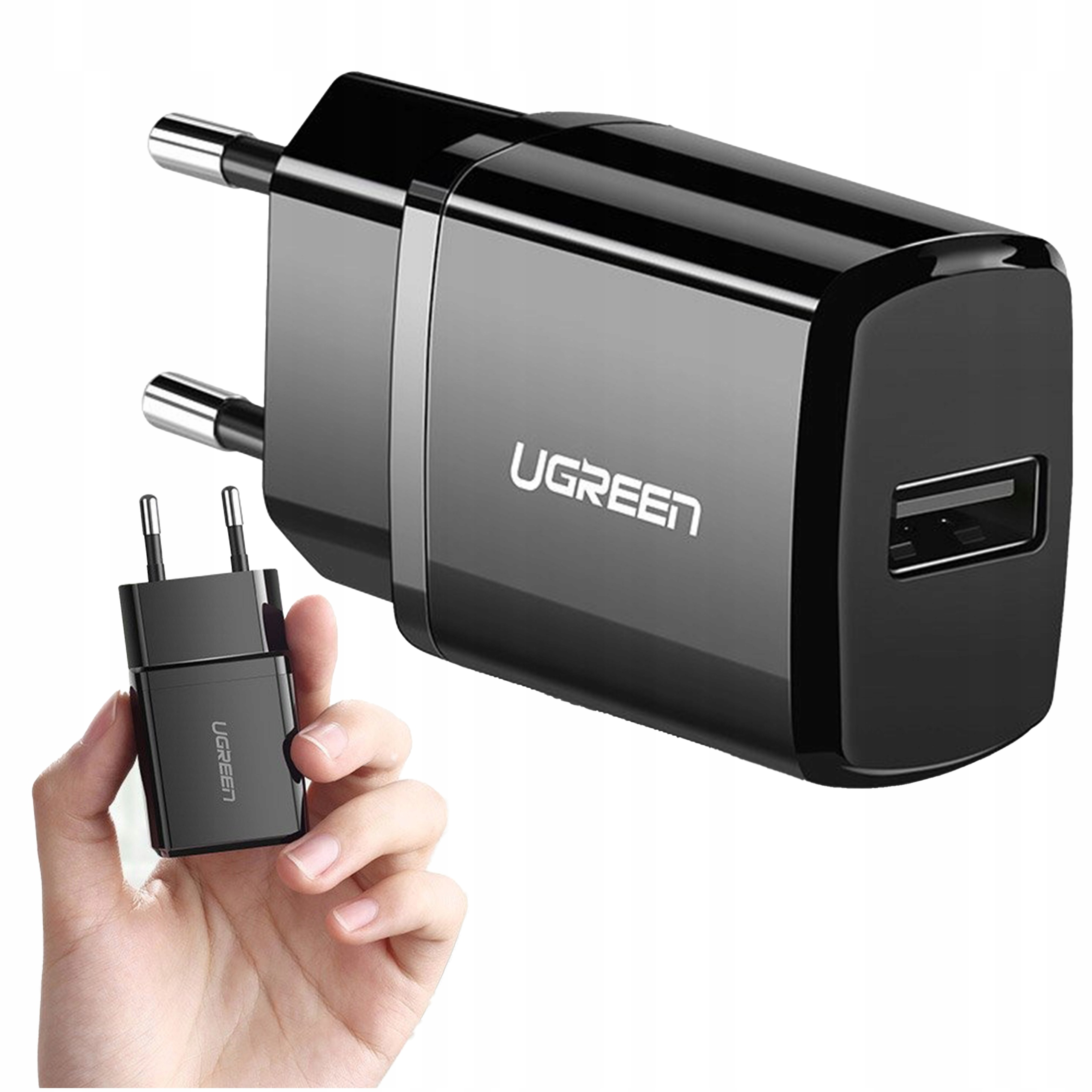 Dwie czarne ładowarki UGREEN. Jedna jest trzymana w dłoni, a druga jest większa, z portem USB.