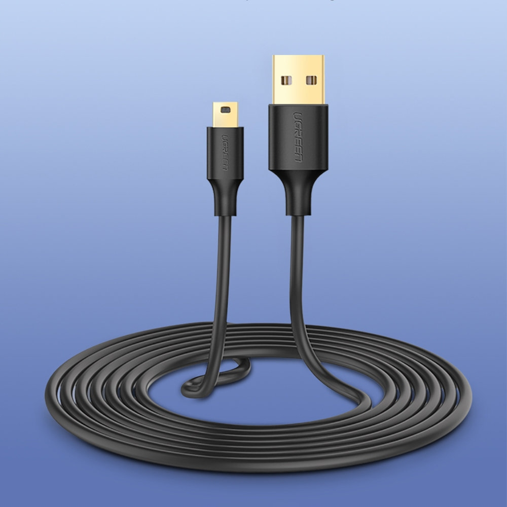Czarny kabel USB zwinięty na niebieskim tle. Kabel ma dwa złote złącza, z napisem UGREEN.