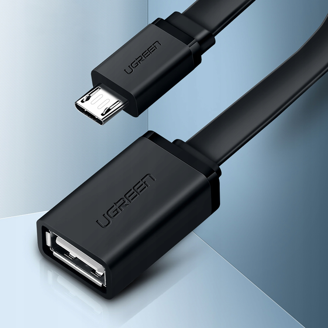 Zwarte UGREEN-kabel met Micro USB- en USB-connectoren. Blauwe achtergrond.