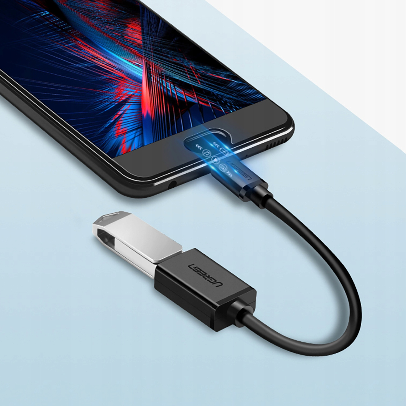Telefoon aangesloten op een zwarte adapter. Adapter aangesloten op een USB-stick. Blauwe achtergrond.