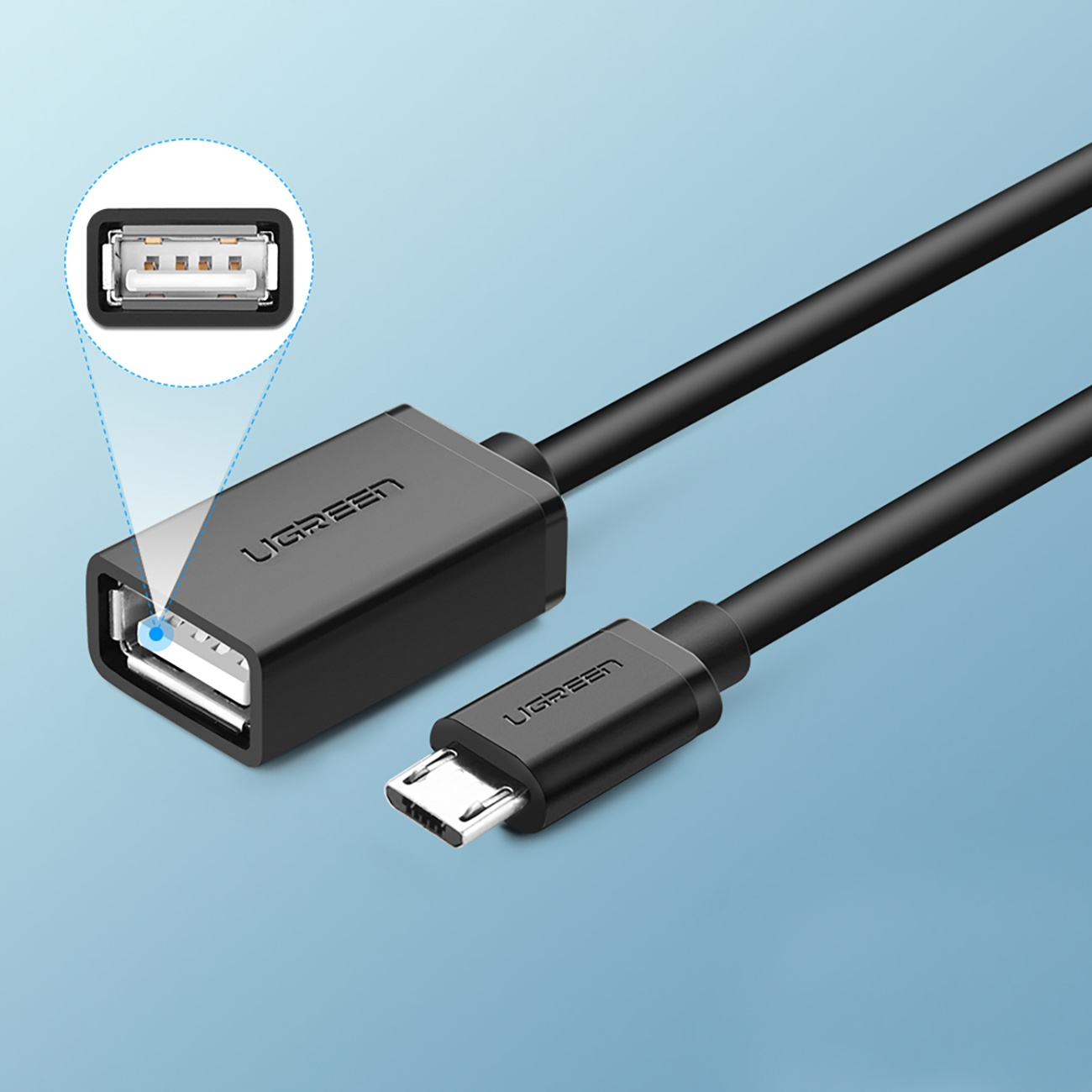 Zwarte UGREEN-kabel met USB- en Type-C-connectoren. Blauwe achtergrond.