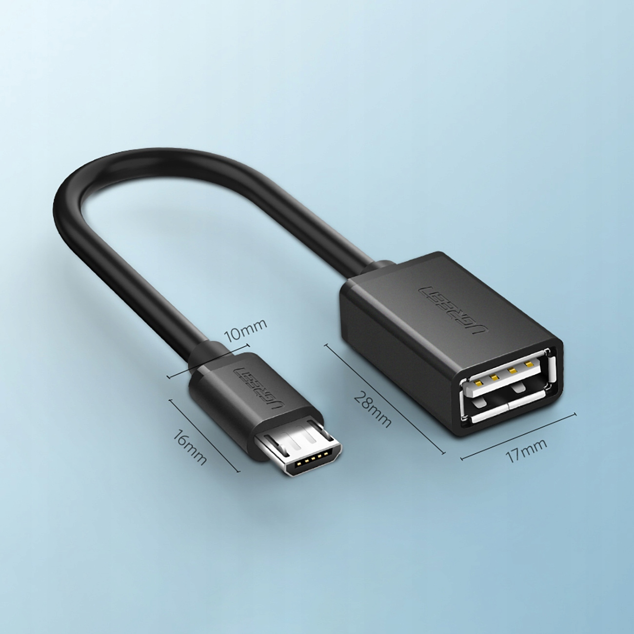Zwarte UGREEN-kabel met Micro USB- en USB-connectoren. Blauwe achtergrond.
