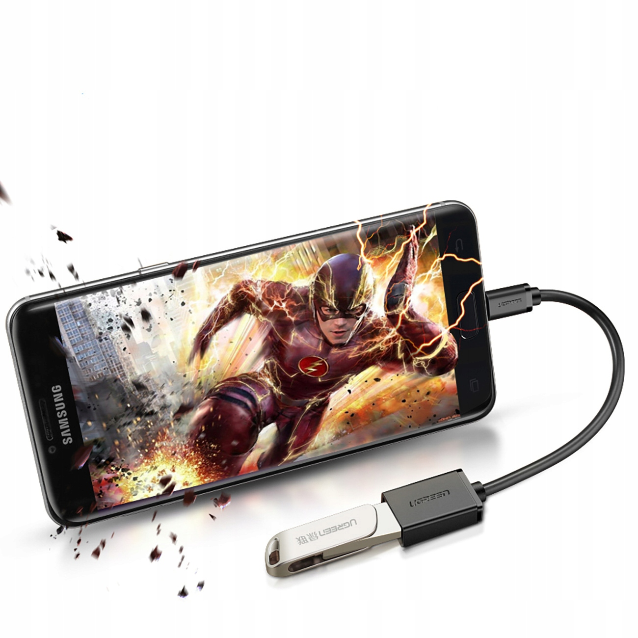 Een telefoon toont Flash. Een UGREEN-adapter verbindt het met een USB-stick, tegen een witte achtergrond.