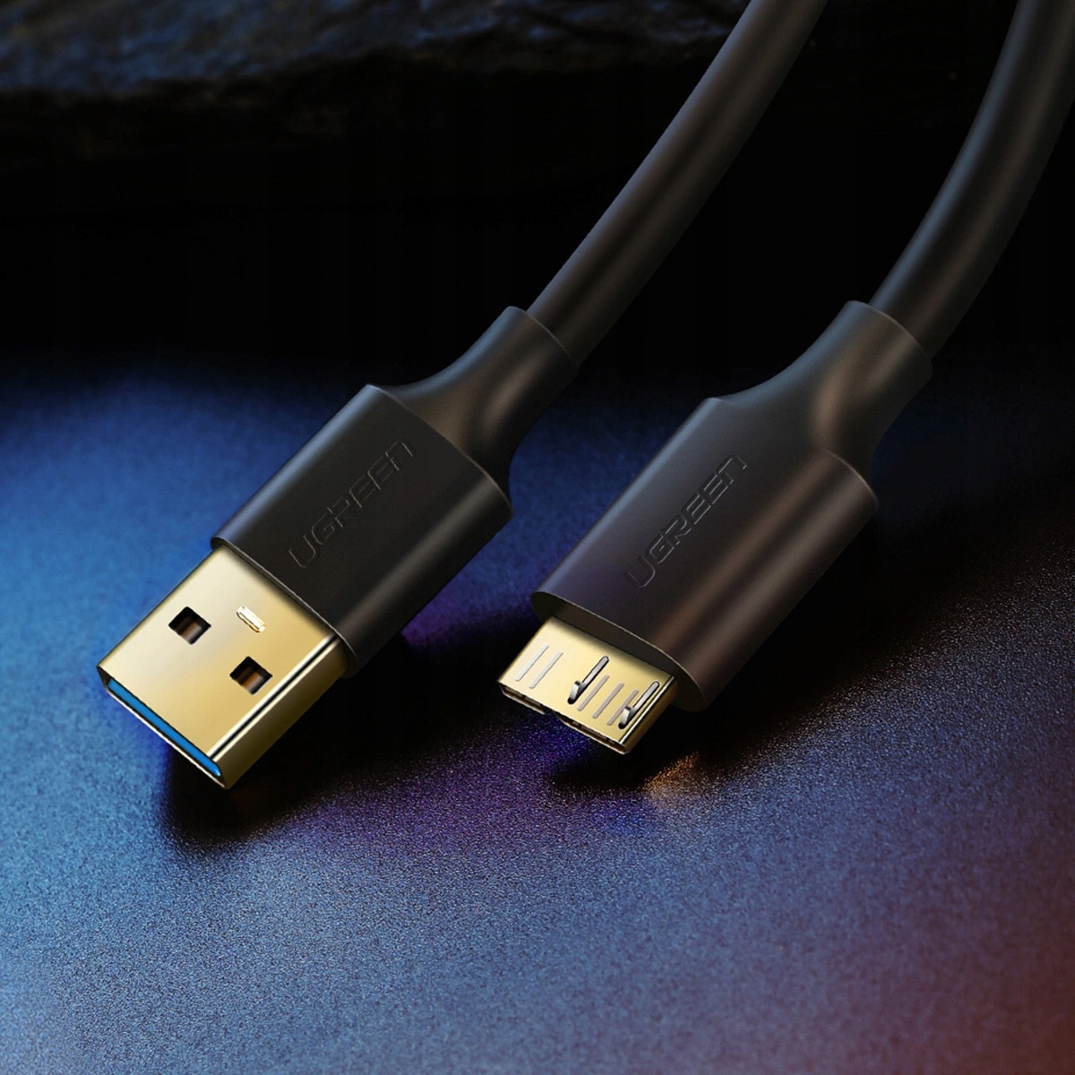 Dwa czarne kable USB z marką UGREEN. Jeden ma złącze USB-A, drugi złącze micro-USB.