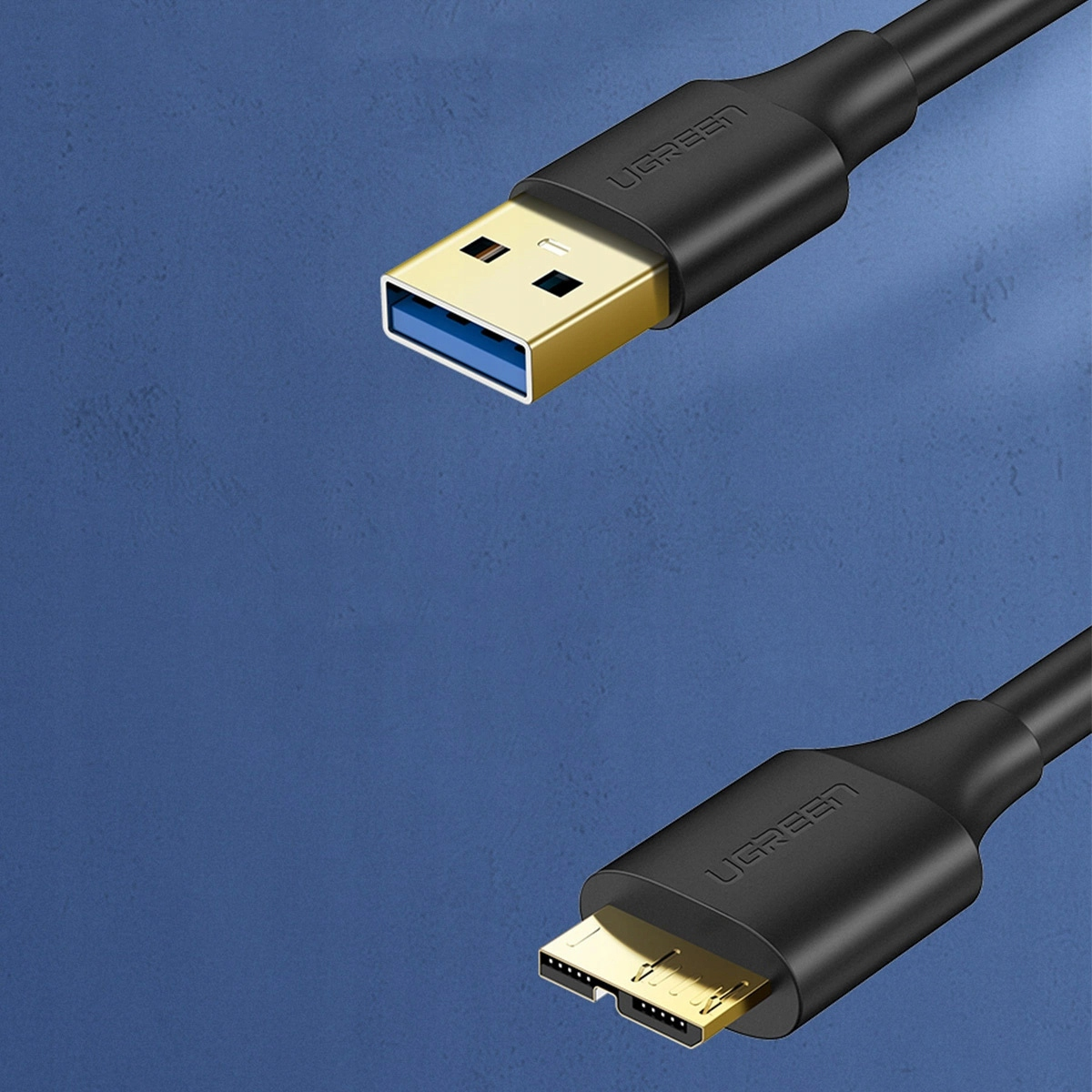Dwa czarne kable USB z marką UGREEN. Jeden ma złącze USB-A, drugi złącze micro-USB.