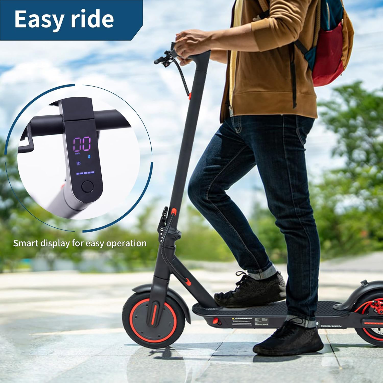 Osoba jedzie czarną hulajnogą po chodniku. Hulajnoga ma cyfrowy wyświetlacz pokazujący prędkość. Niebieskie niebo w tle.