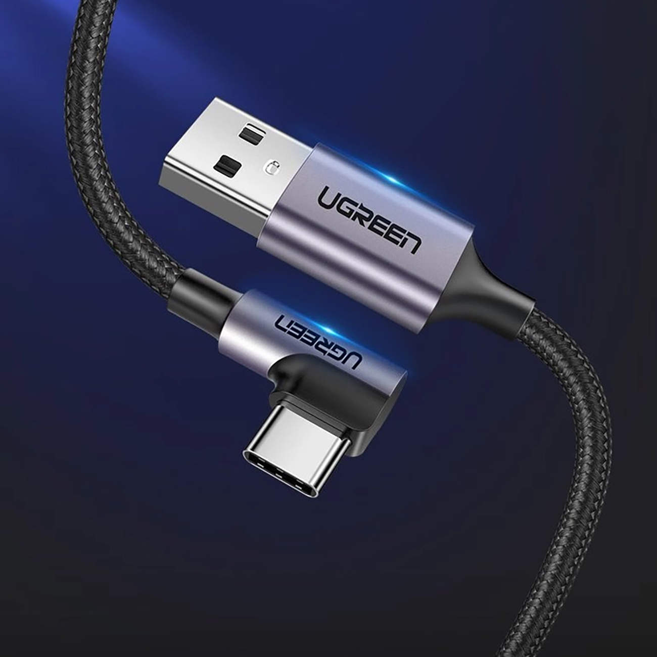 Czarny kabel UGREEN ze złączami USB i USB-C, o plecionym wzorze. Kabel jest szary i czarny.