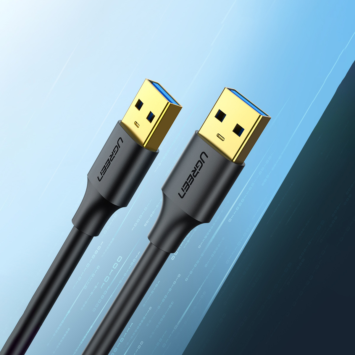 Dwa czarne kable USB ze złotymi złączami. Widoczne logo UGREEN. Tło to niebieski gradient.