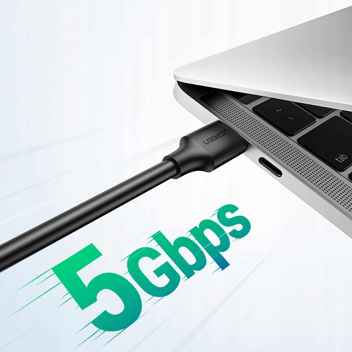 Czarny kabel UGREEN podłączony do laptopa. Tekst '5Gbps' widoczny na pierwszym planie.