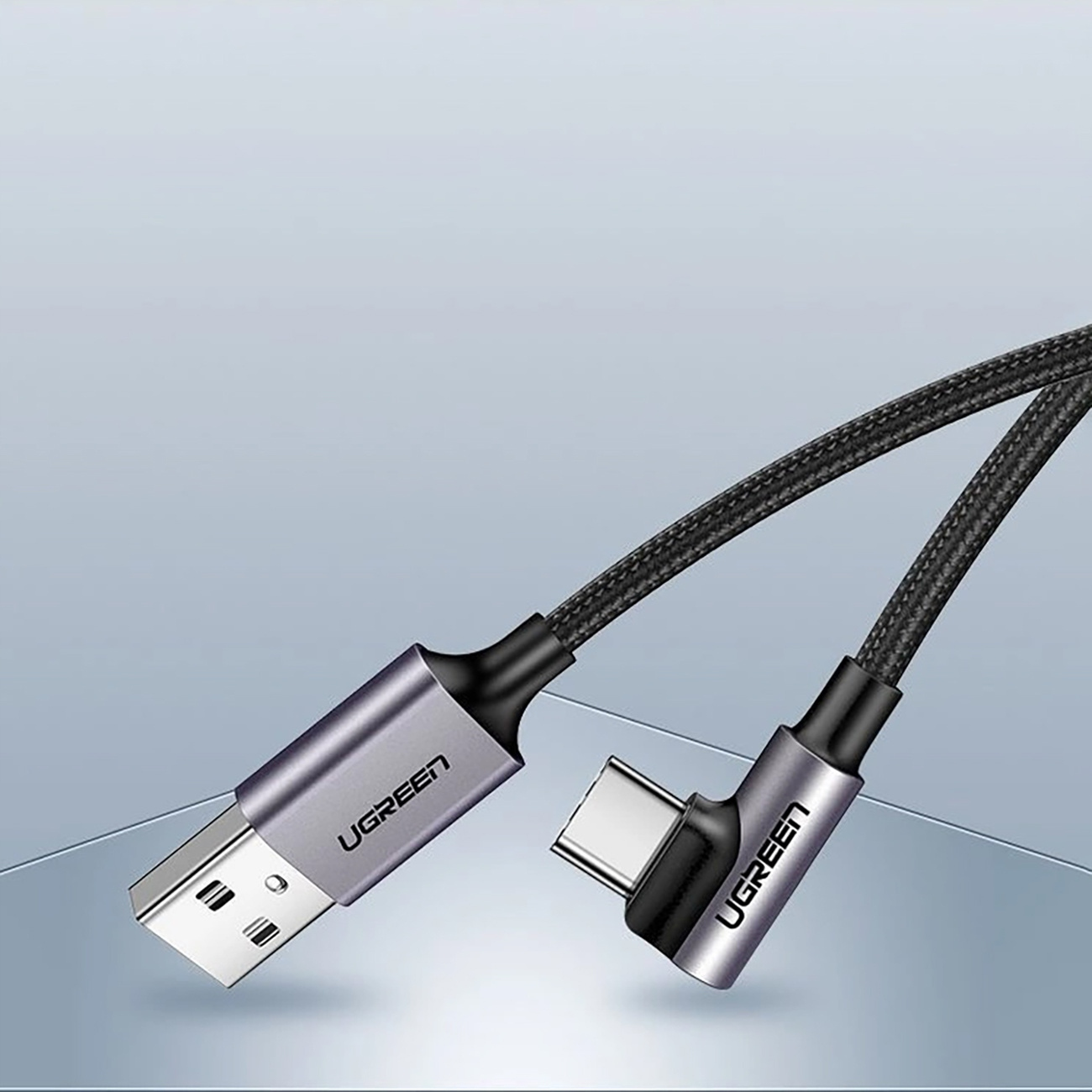 Dwa czarne kable UGREEN ze srebrnymi złączami. Jeden to USB-A, a drugi to USB-C. Kabel jest pleciony.