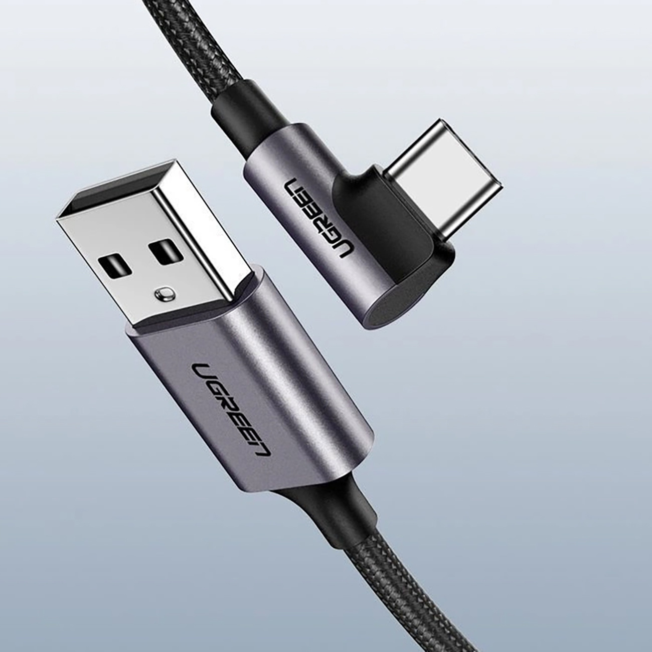 Dwa czarne kable UGREEN ze srebrnymi złączami. Jeden to USB-A, a drugi to USB-C. Kabel jest pleciony.