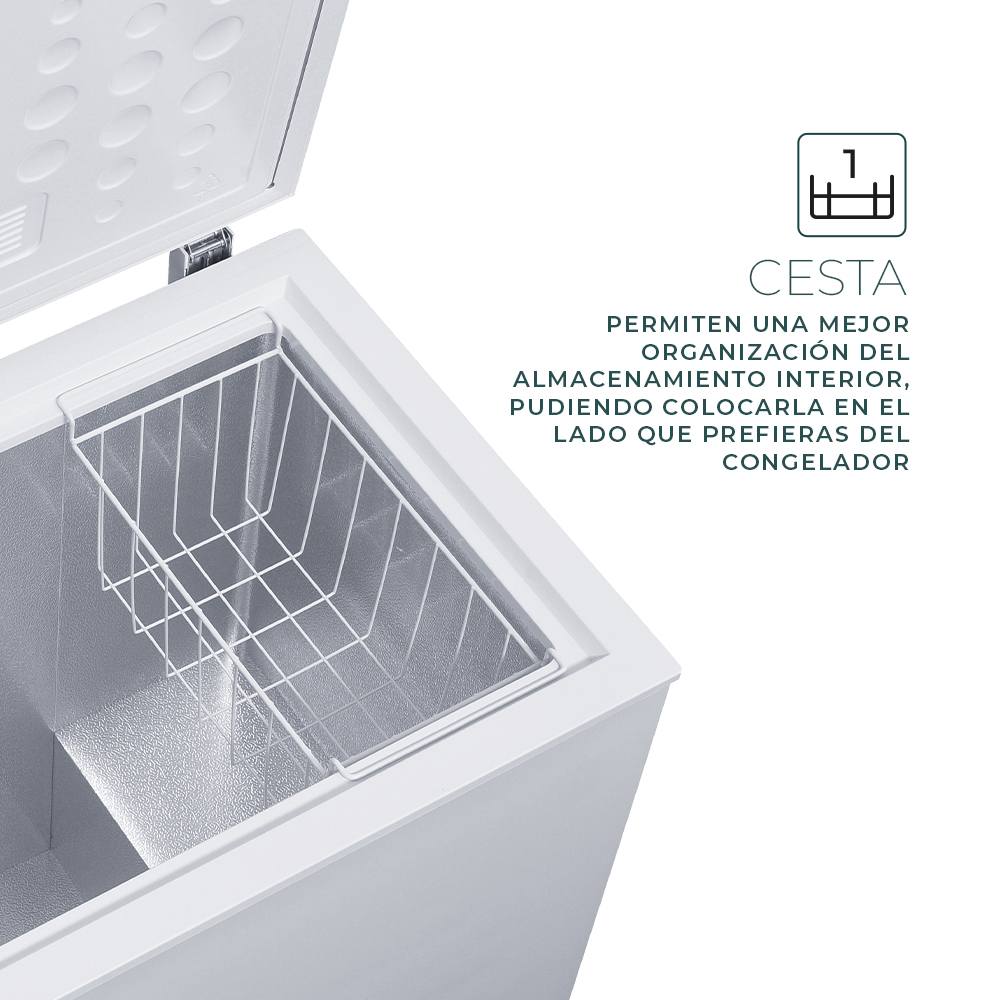 Primer plano de una cesta de alambre metálico dentro de un congelador horizontal blanco.