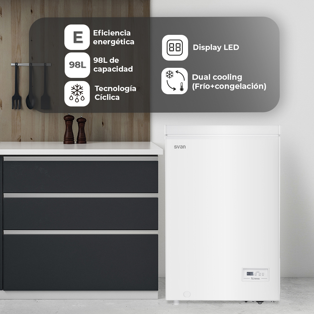 Un congelador blanco con un panel de control, con texto sobre eficiencia energética y capacidad.