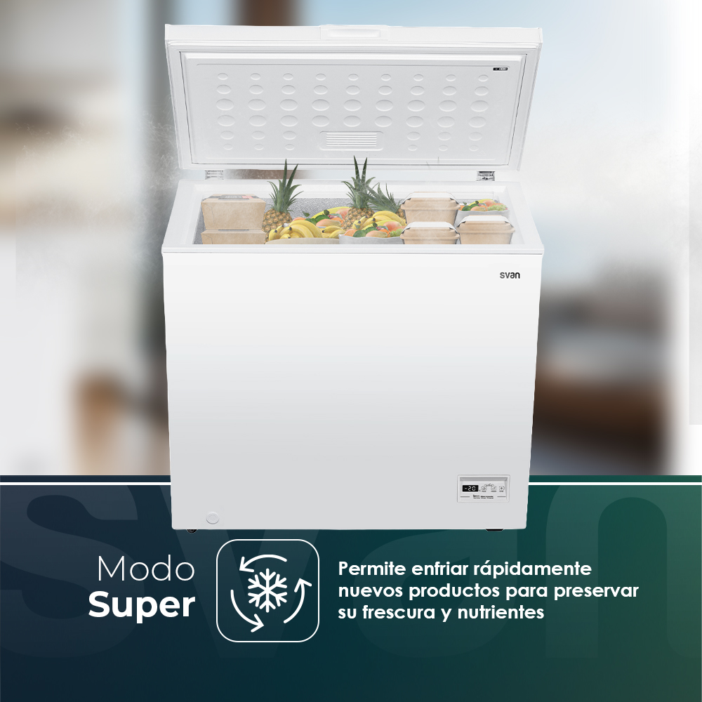 Congelador horizontal blanco con tapa abierta, mostrando alimentos. Icono modo súper presente.