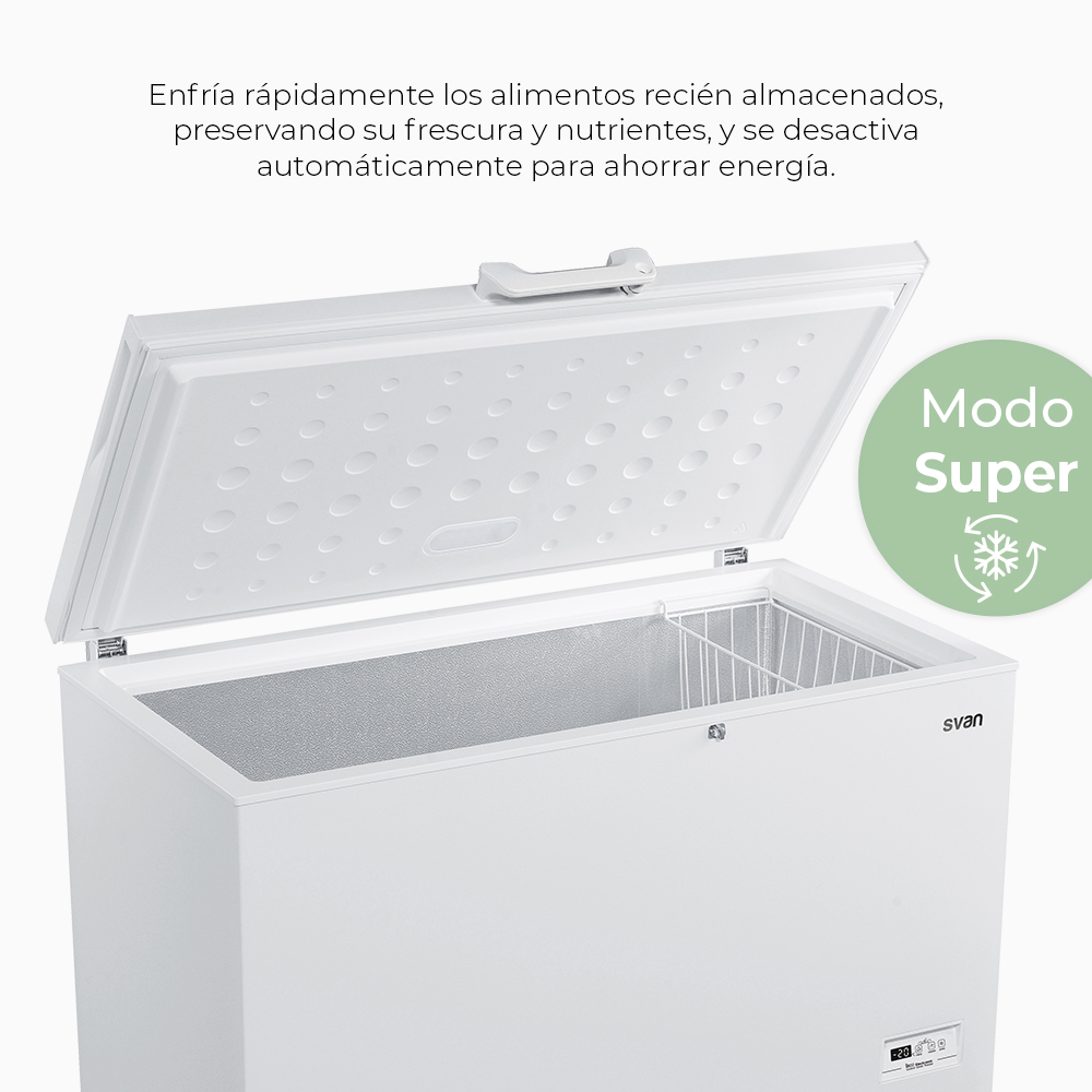 Congelador blanco con tapa abierta, texto arriba a la izquierda y un círculo verde con texto a la derecha.