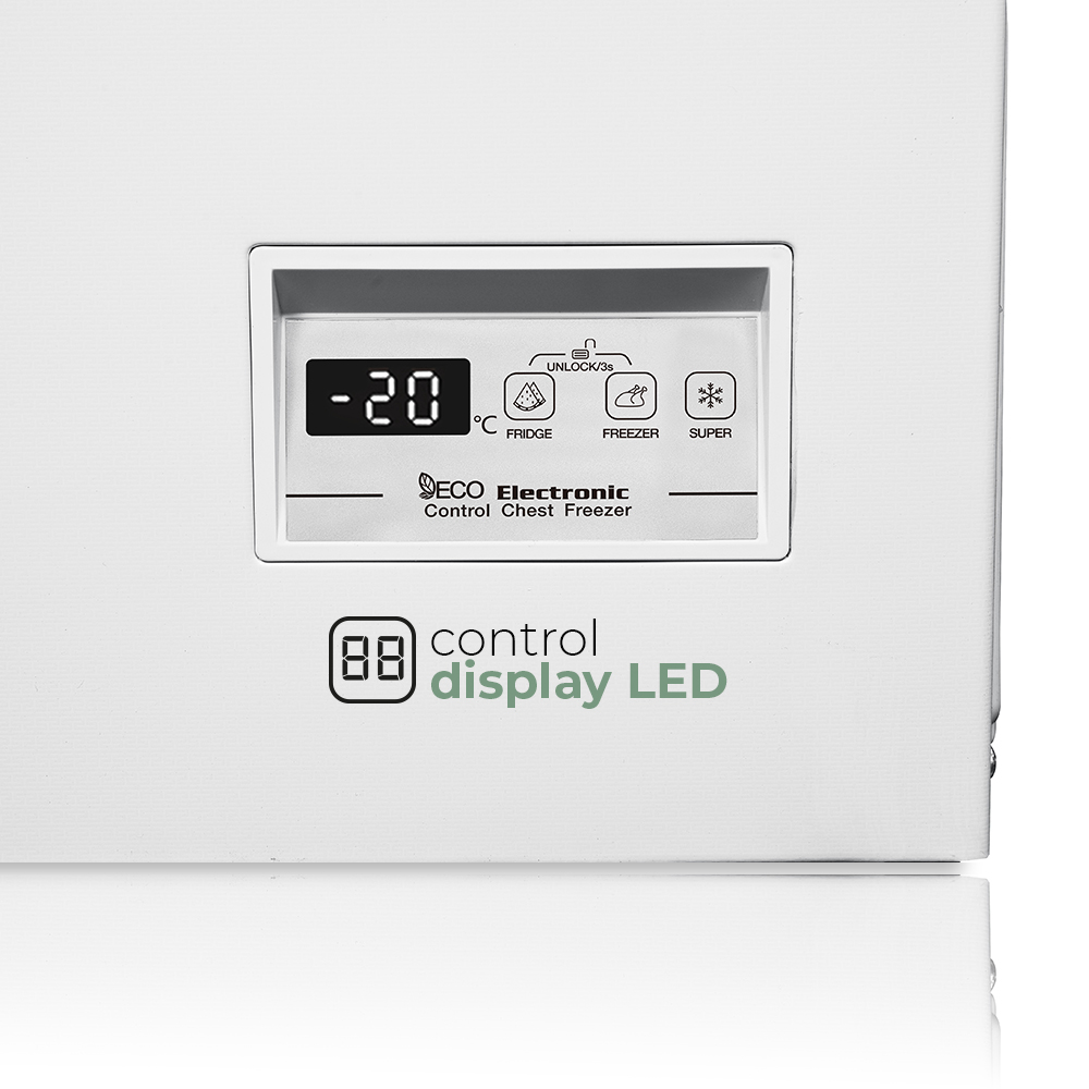 Primer plano de un panel de control de congelador blanco con pantalla digital y botones.