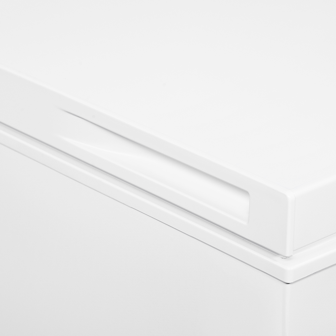 Un primer plano del tirador de la puerta de un congelador blanco.