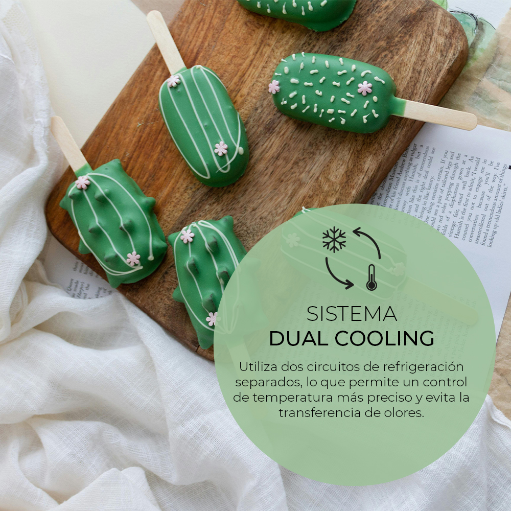 Paletas verdes con forma de cactus en una tabla de madera, con texto e icono.
