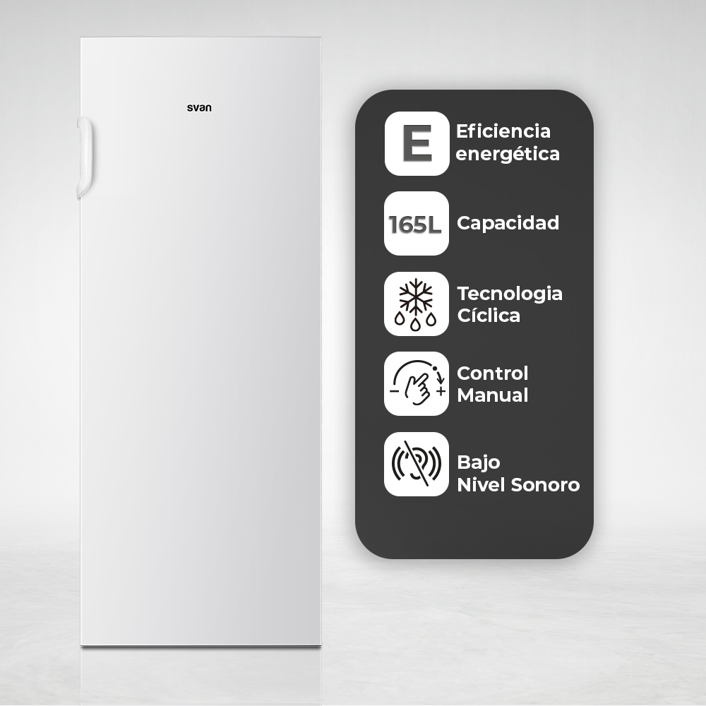 Un refrigerador blanco con etiquetas verdes. Cuenta con control manual y bajo nivel de ruido.