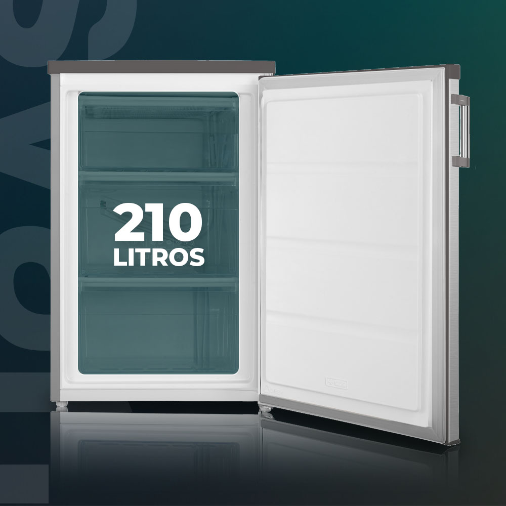 Otwarta biała zamrażarka z trzema półkami, wyświetlająca pojemność 210 litrów na ciemnym tle.