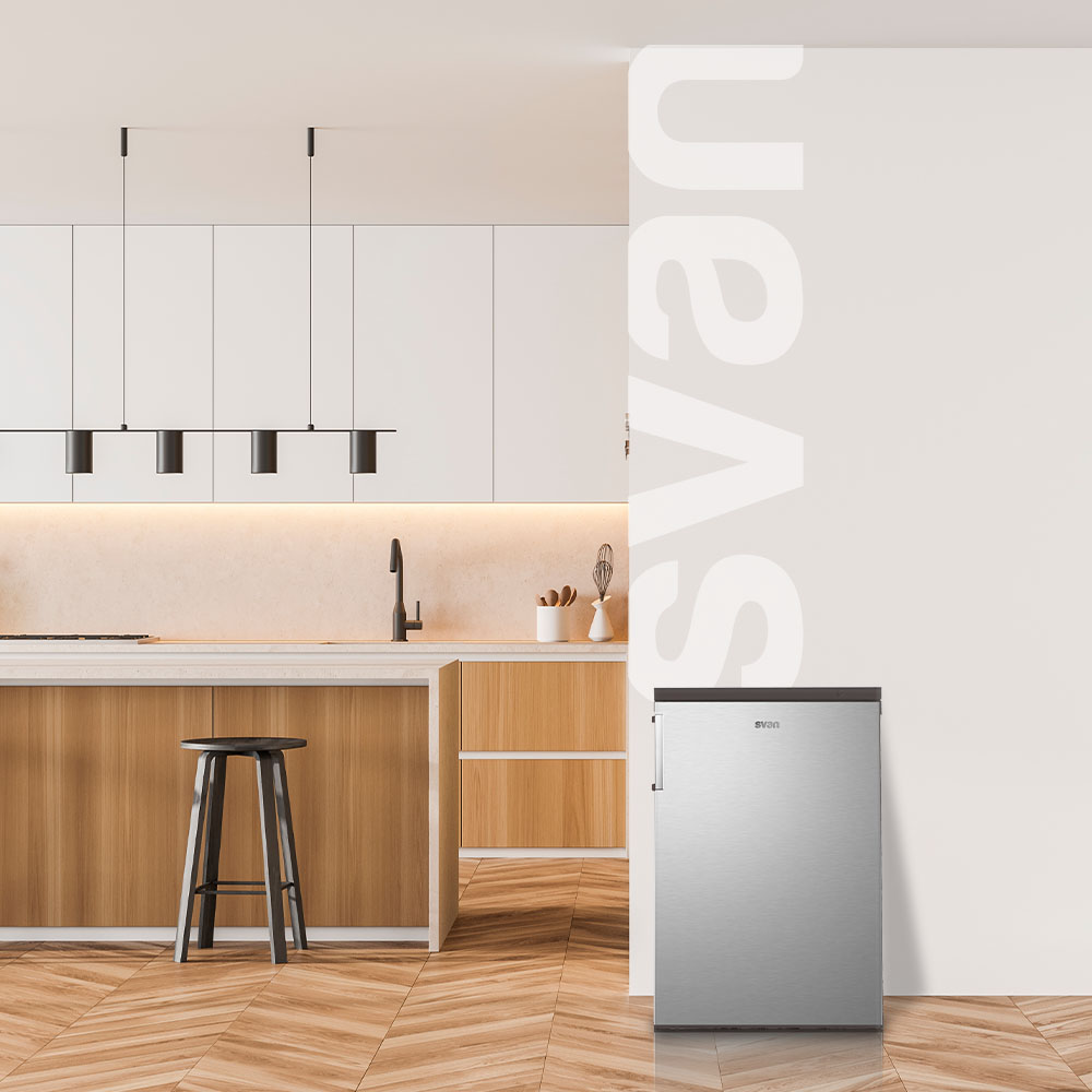 Lodówka ze stali nierdzewnej na białej ścianie w kuchni.