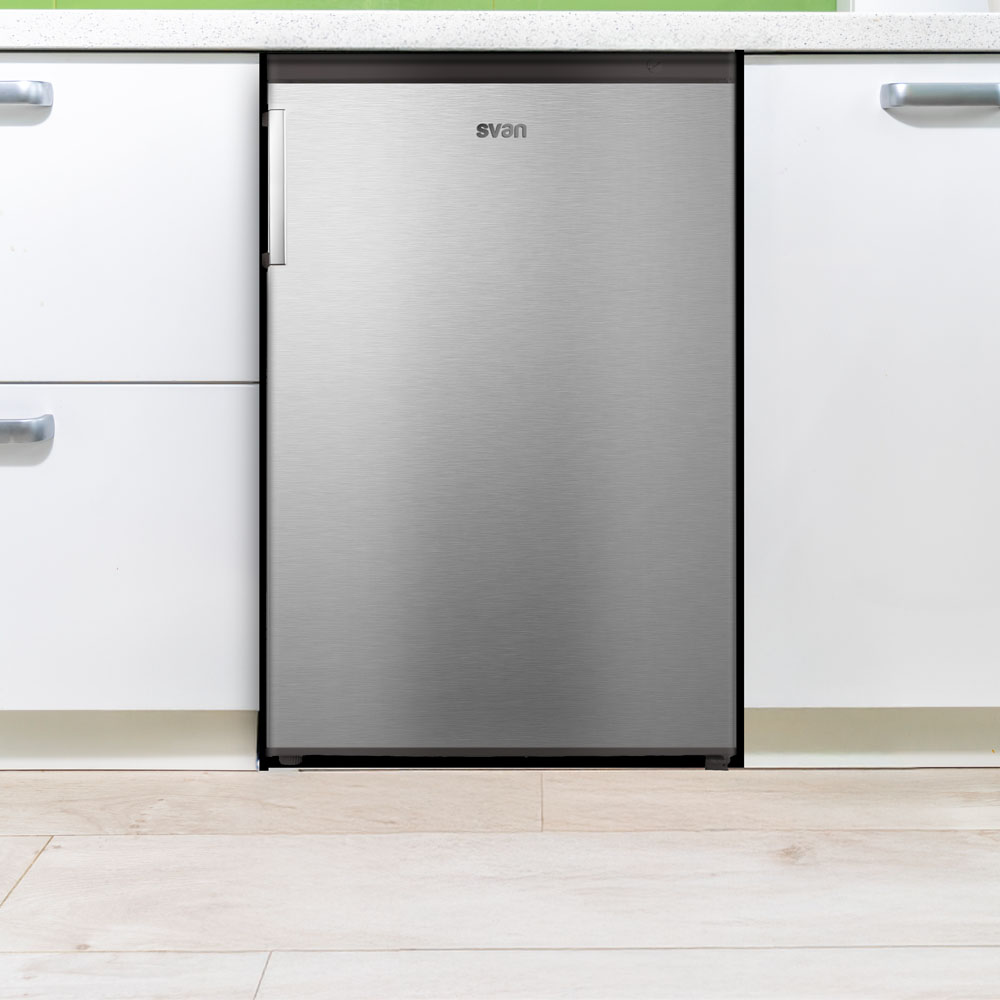 Lodówka ze stali nierdzewnej wbudowana w białe szafki kuchenne.