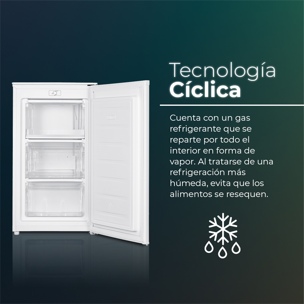 Congelador blanco abierto con estantes, que muestra la tecnología de enfriamiento cíclico para refrigeración húmeda.