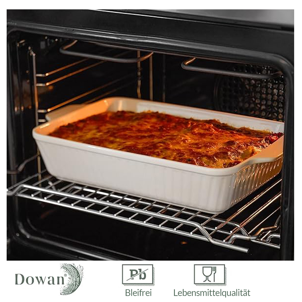 Una pirofila rettangolare bianca con lasagne all'interno, in un forno. Il forno è aperto.