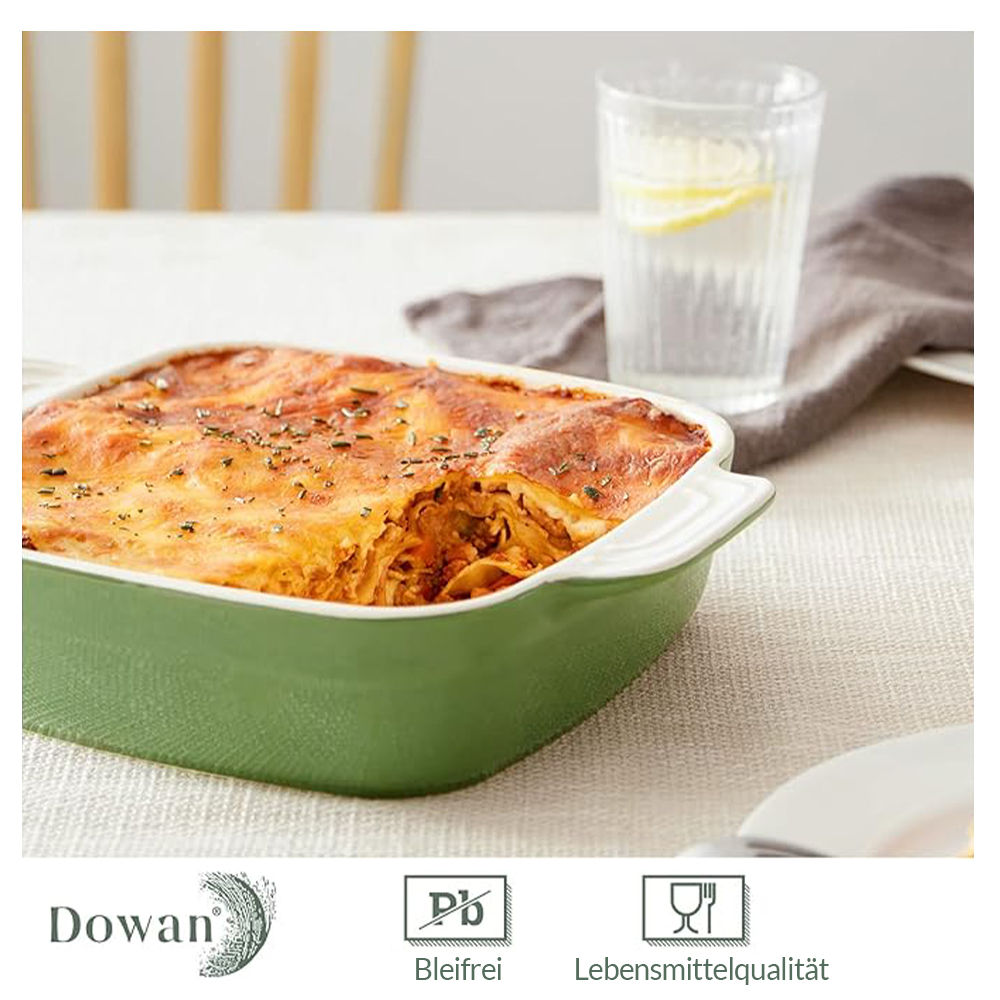 Eine Person öffnet eine grüne Backform mit Essen auf weißer Oberfläche. Küche im Hintergrund.