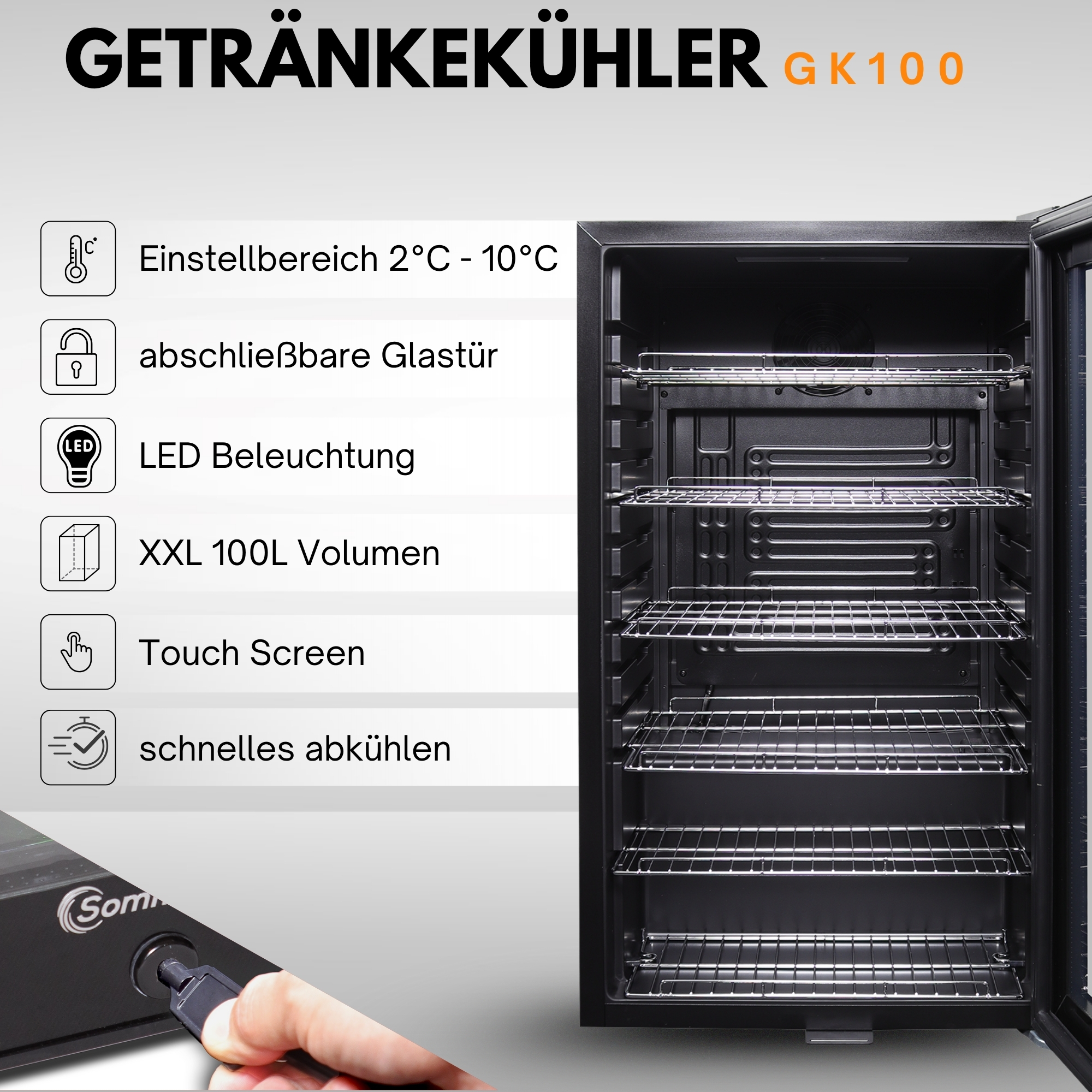 Ein Kühlschrank mit Glastür, Regalen und Getränken. Die Tür ist offen, jemand steckt ihn ein.