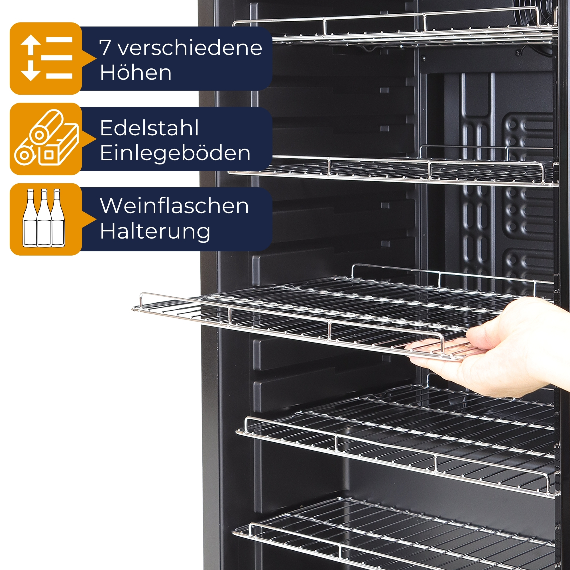 Innenraum eines schwarzen Kühlschranks mit Regalen. Textbeschriftungen beschreiben Merkmale wie Regalhöhe.