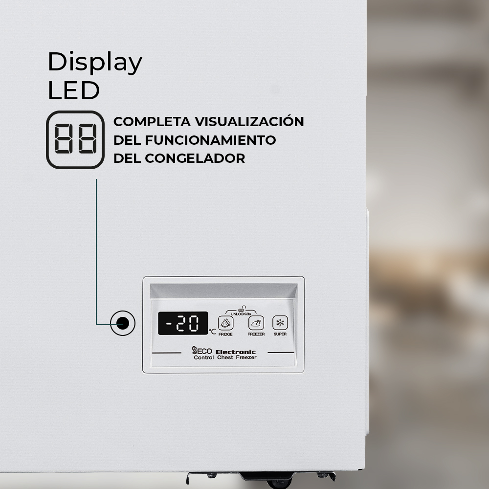 Primer plano de un panel de control de congelador de arcón blanco con pantalla digital y botones.
