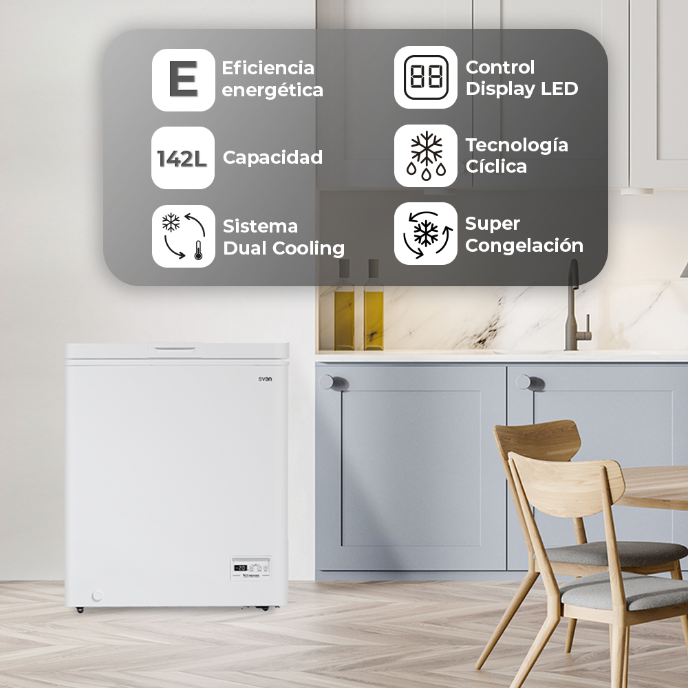 Un congelador de arcón blanco con texto e iconos, y una escena de cocina en el fondo.