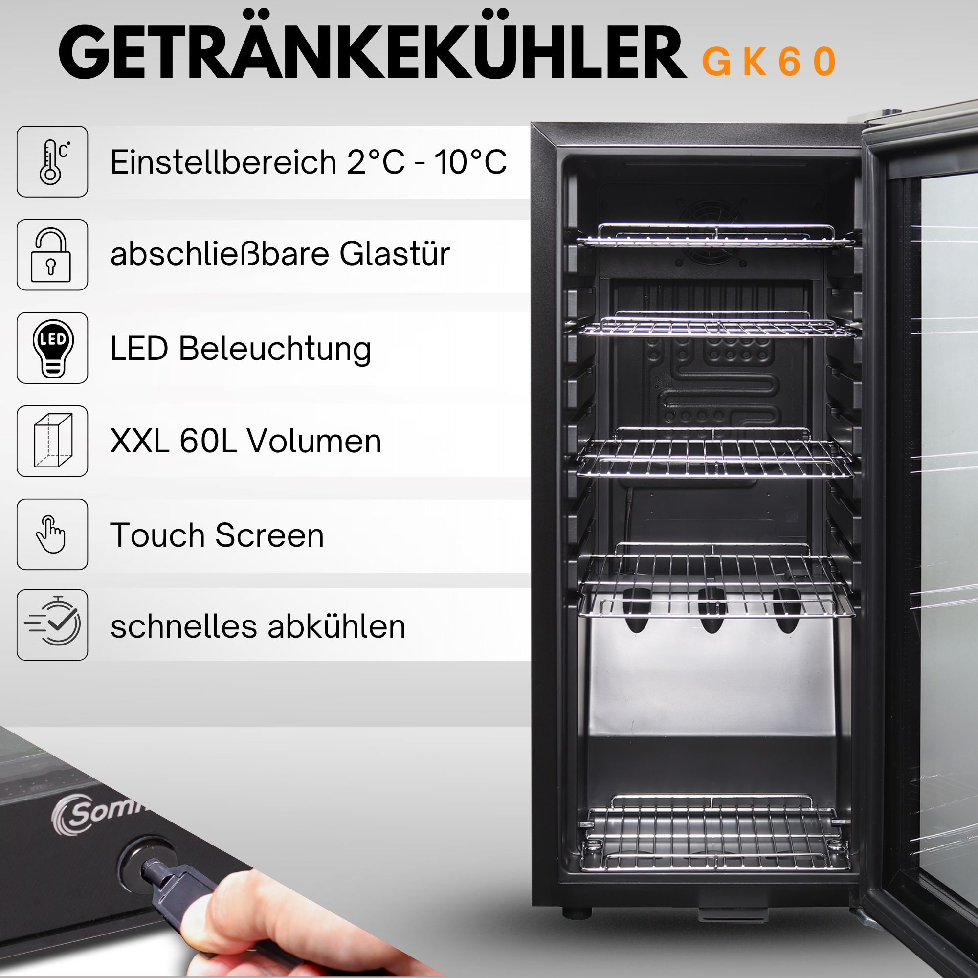 Ein schwarzer Getränkekühler GK60 mit Innenregalen, Textetiketten und Touchscreen.